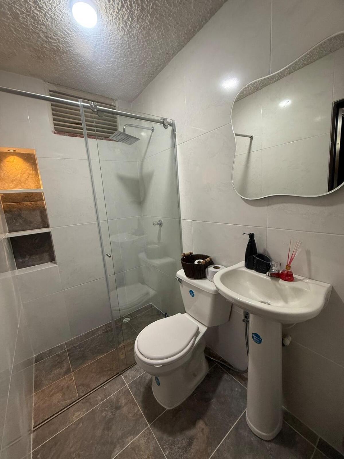 Hermosa Habitacion A Una Cuadra Del Ventura Plaza 3 쿠쿠타 외부 사진